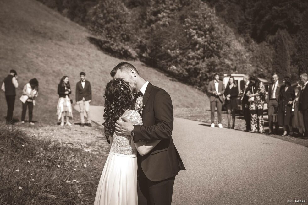 Reportage de mariage en automne à la montagne : complicité des mariés (en sépia)