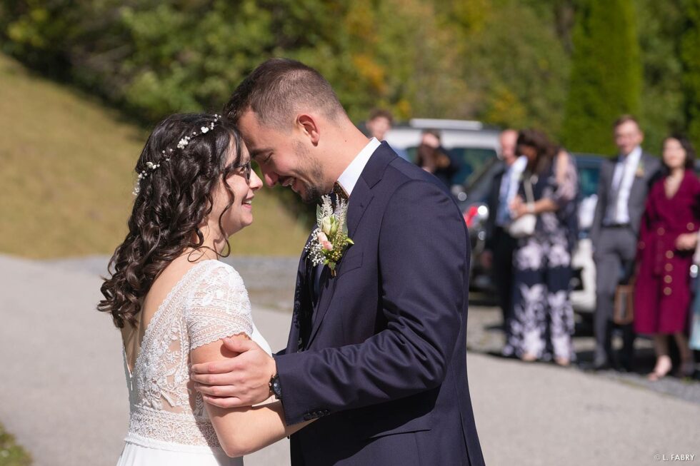 Reportage de mariage en automne à la montagne : complicité des mariés
