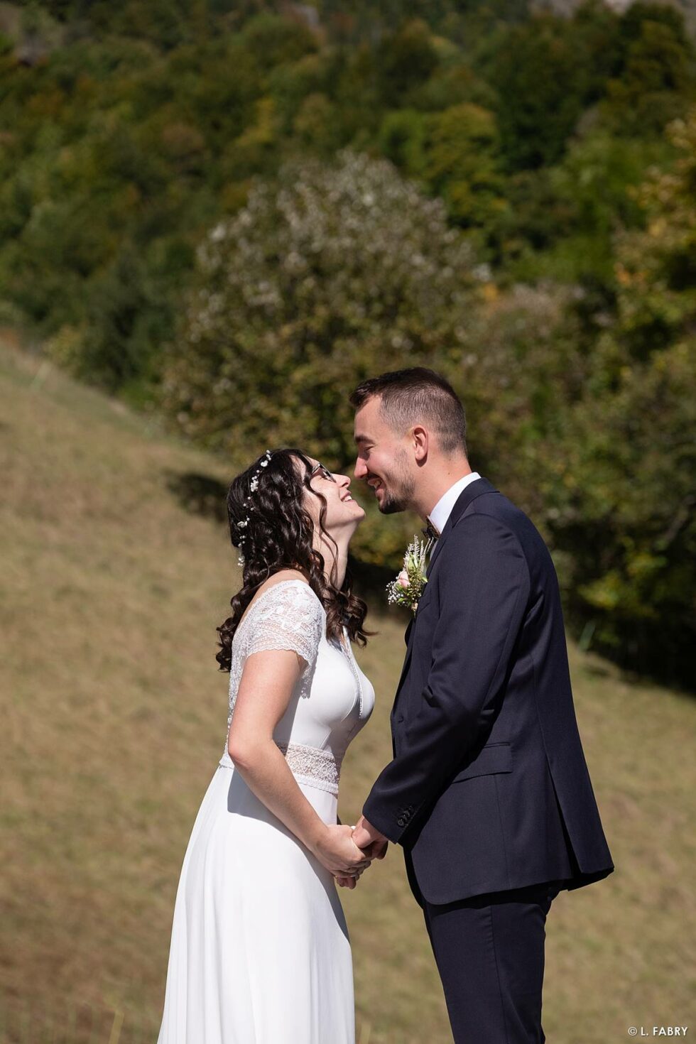 Reportage de mariage en automne à la montagne : portrait des mariés sur fond de montagne colorée