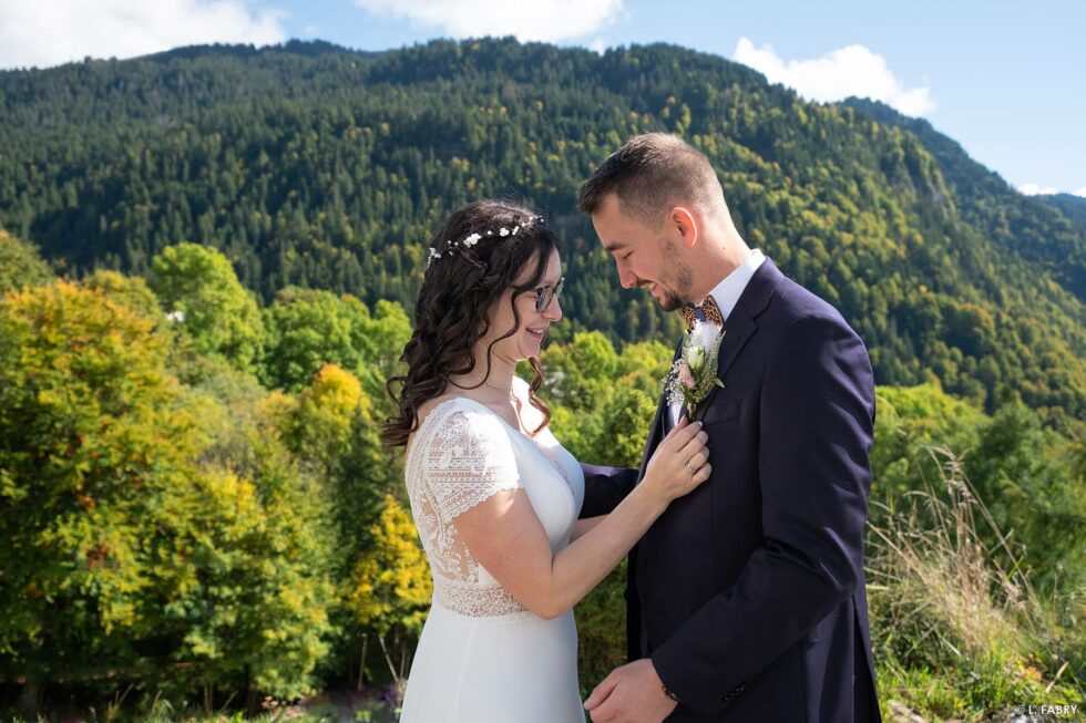 Reportage de mariage en automne à la montagne : portrait des mariés sur fond de montagne aux couleurs d'automne
