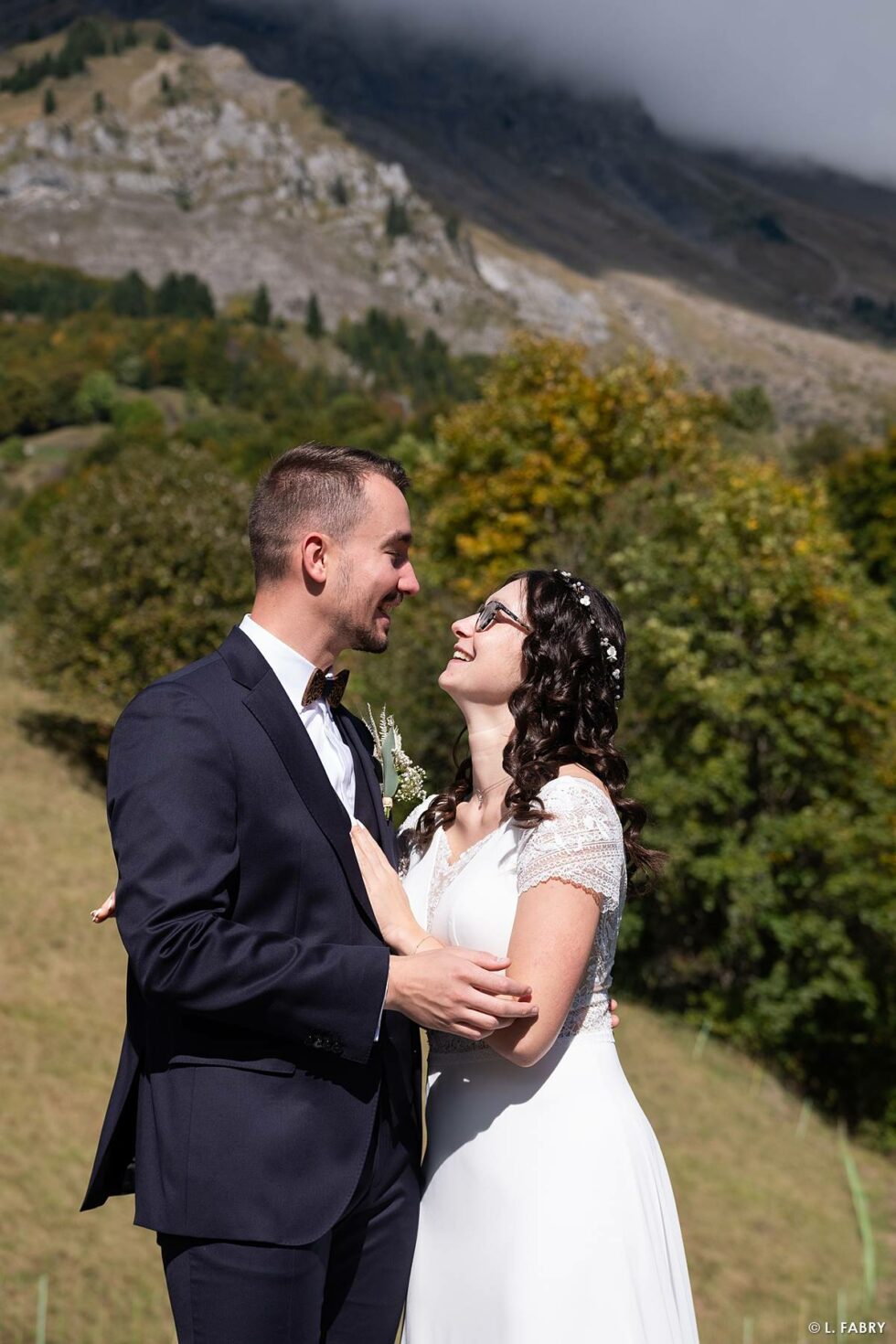 Reportage de mariage en automne à la montagne : portrait des mariés sur fond de montagne