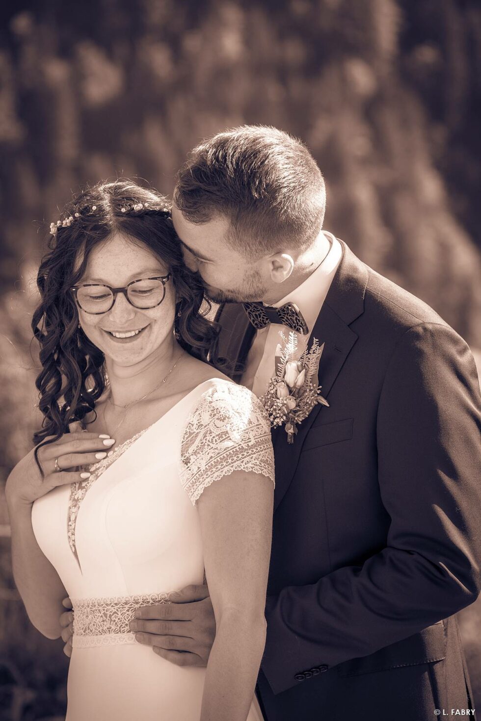 Reportage de mariage en automne à la montagne : pose des mariés (sépia)