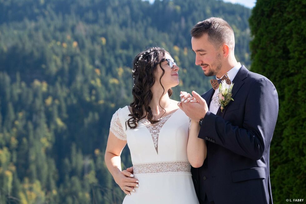 Reportage de mariage en automne à la montagne : pose des mariés