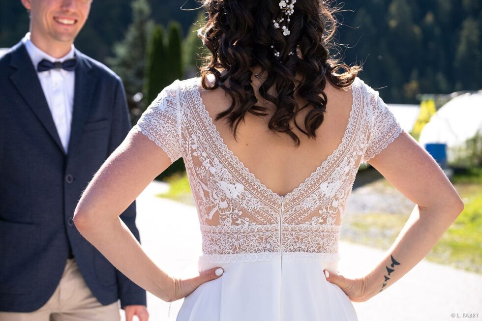 Reportage de mariage en automne à la montagne : détail de la robe de la mariée