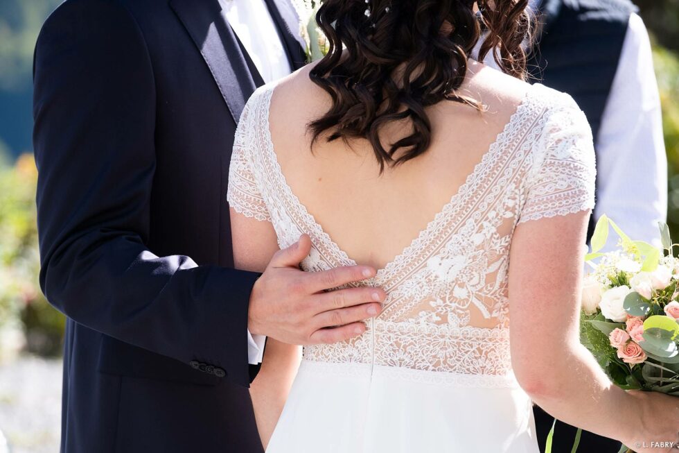 Reportage de mariage en automne à la montagne : détail de la robe de la mariée
