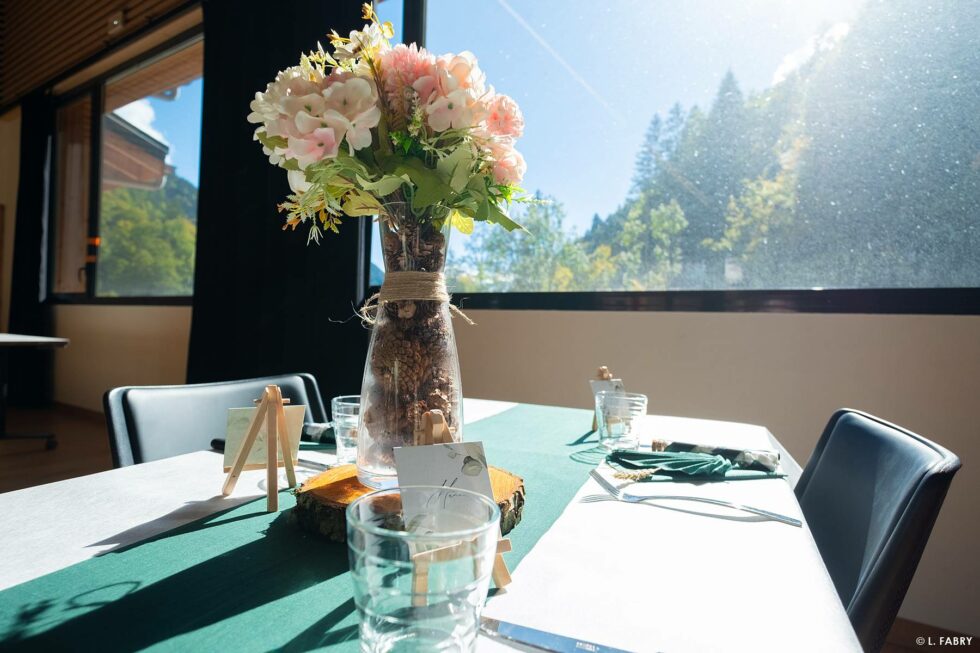 Reportage de mariage en automne à la montagne : la salle des fêtes et sa décoration florale