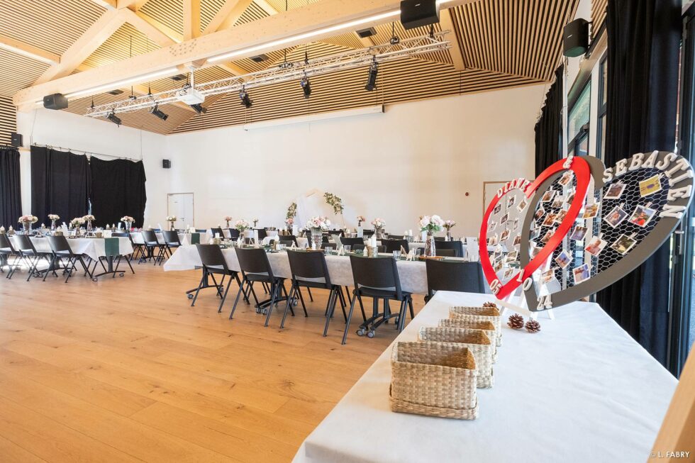Reportage de mariage en automne à la montagne : la salle des fêtes et sa décoration