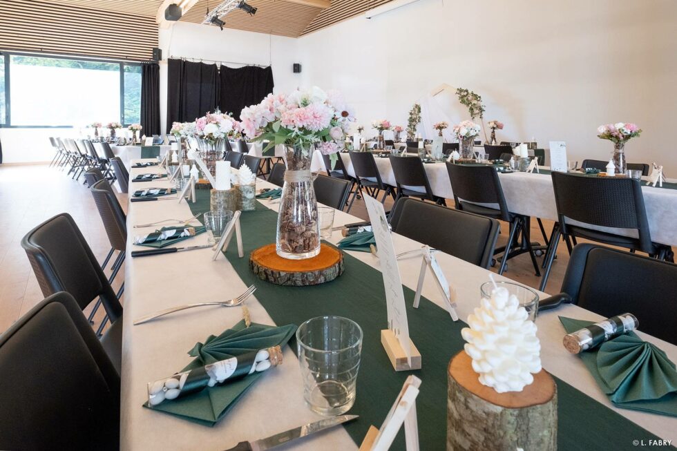 Reportage de mariage en automne à la montagne : la salle des fêtes et sa décoration