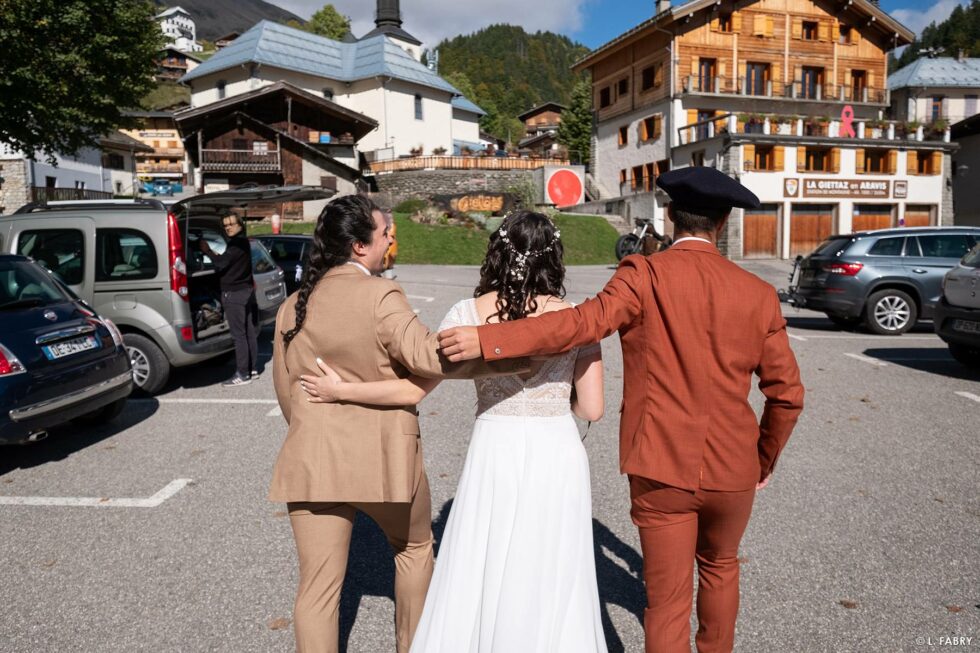 Reportage de mariage en automne à la montagne : la mariée bien entourée
