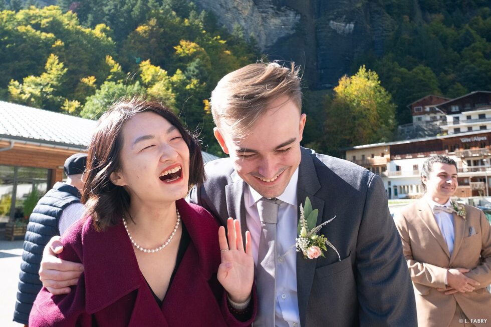 Reportage de mariage en automne à la montagne : rires