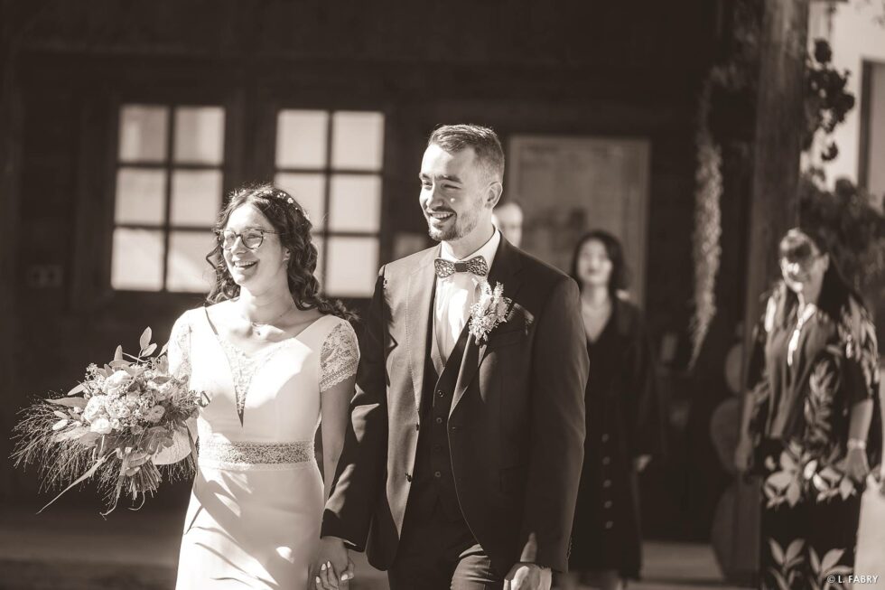 Reportage de mariage en automne à la montagne : arrivée des mariés à la mairie (sépia)