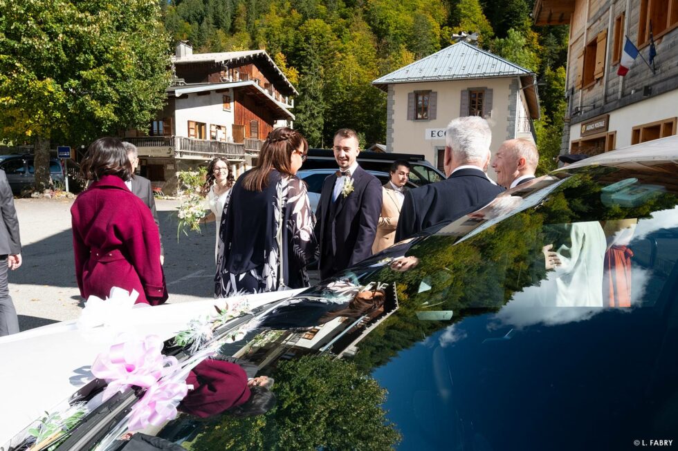 Reportage de mariage en automne à la montagne : réflexions sur une voiture