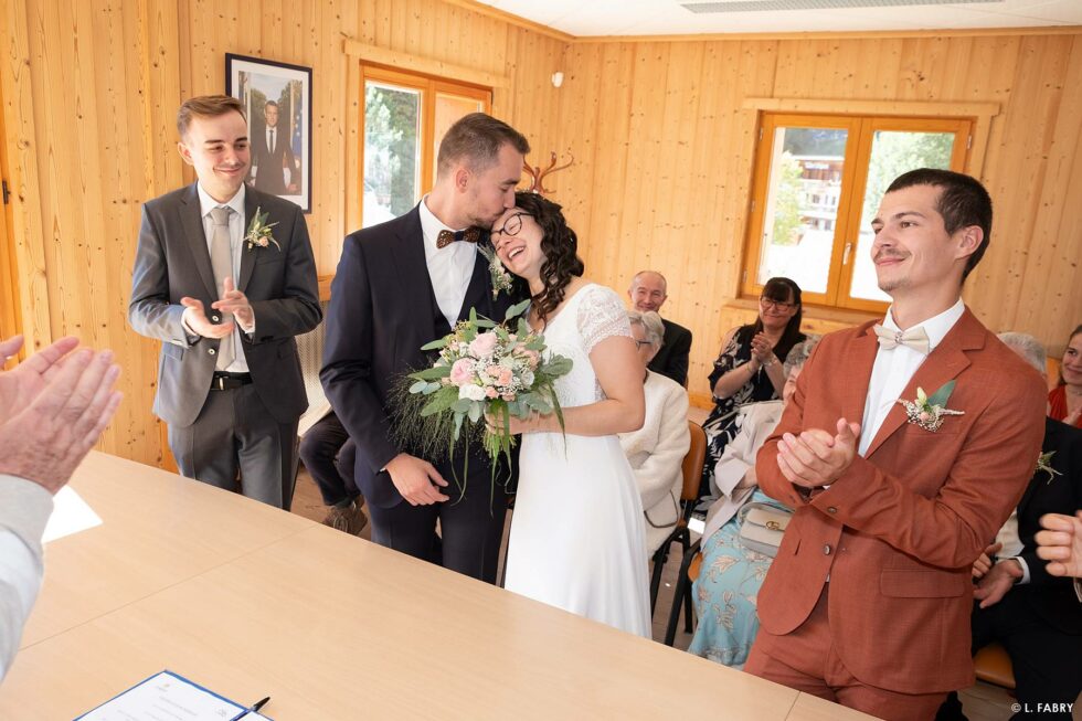 Reportage de mariage en automne à la montagne : à la mairie