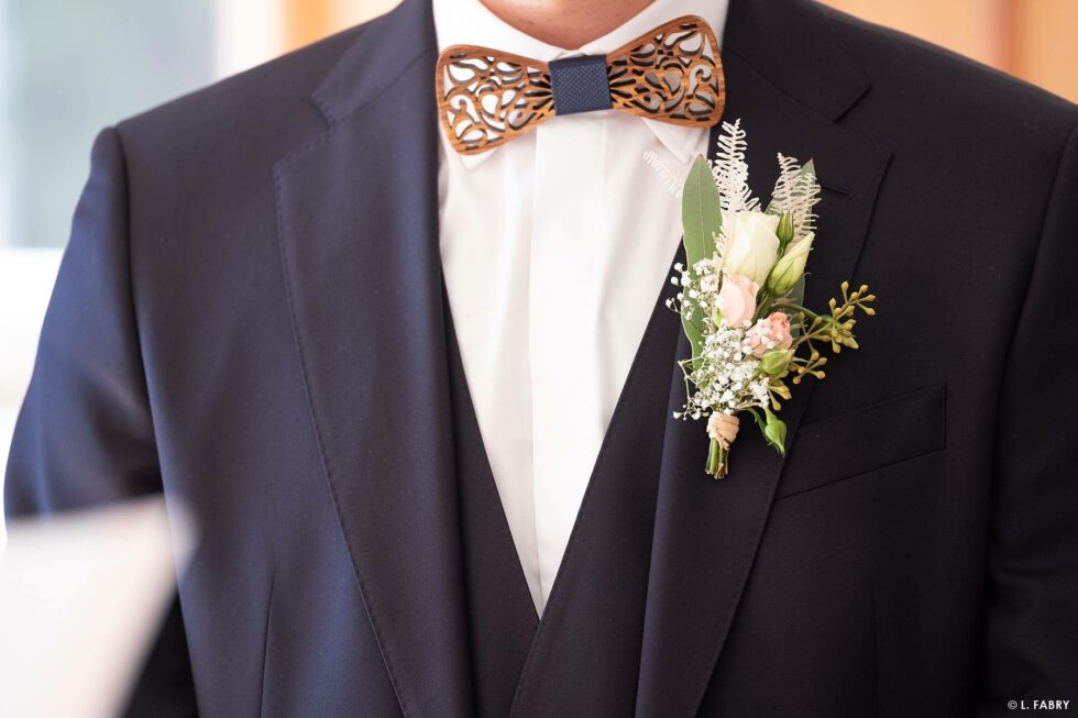 Reportage de mariage en automne à la montagne : détail le costume du marié