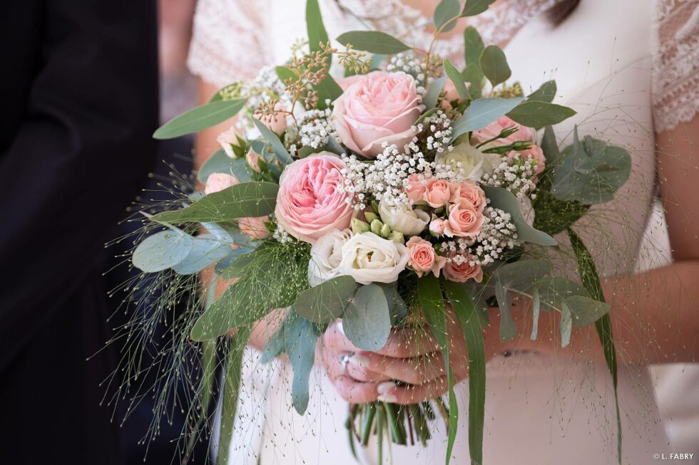 Reportage de mariage en automne à la montagne : détail le bouquet de la mariée