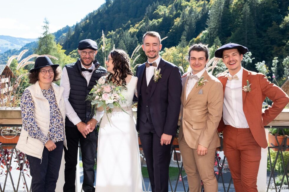 Reportage de mariage en automne à la montagne : photo de famille sur la terrasse de la mairie