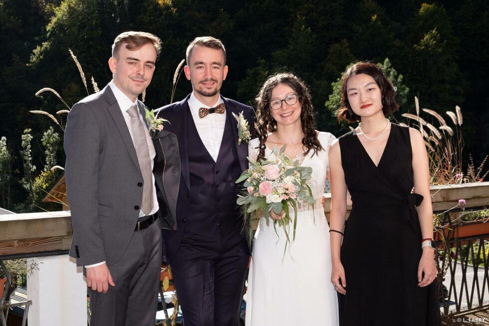 Reportage de mariage en automne à la montagne : photo de famille sur la terrasse de la mairie