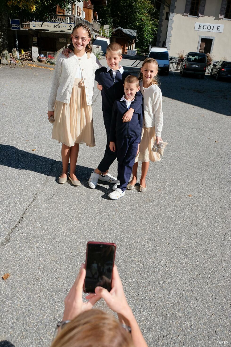Reportage de mariage en automne à la montagne : portrait au téléphone portable