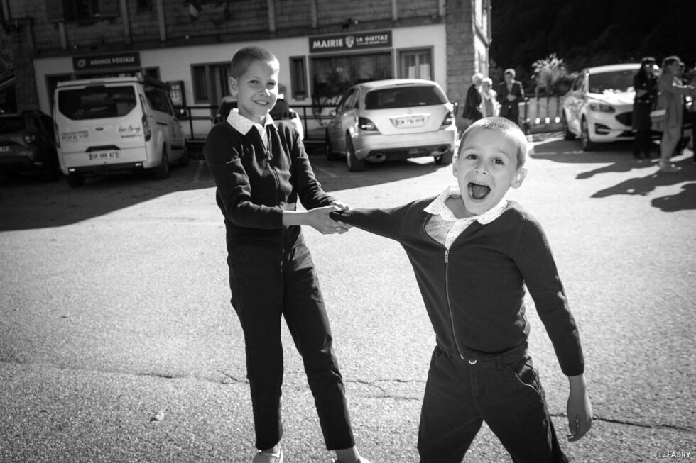 Reportage de mariage en automne à la montagne : les enfants jouent (photo noir et blanc)