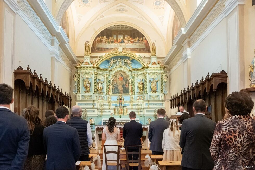 Reportage de mariage en automne à la montagne : dans l'église