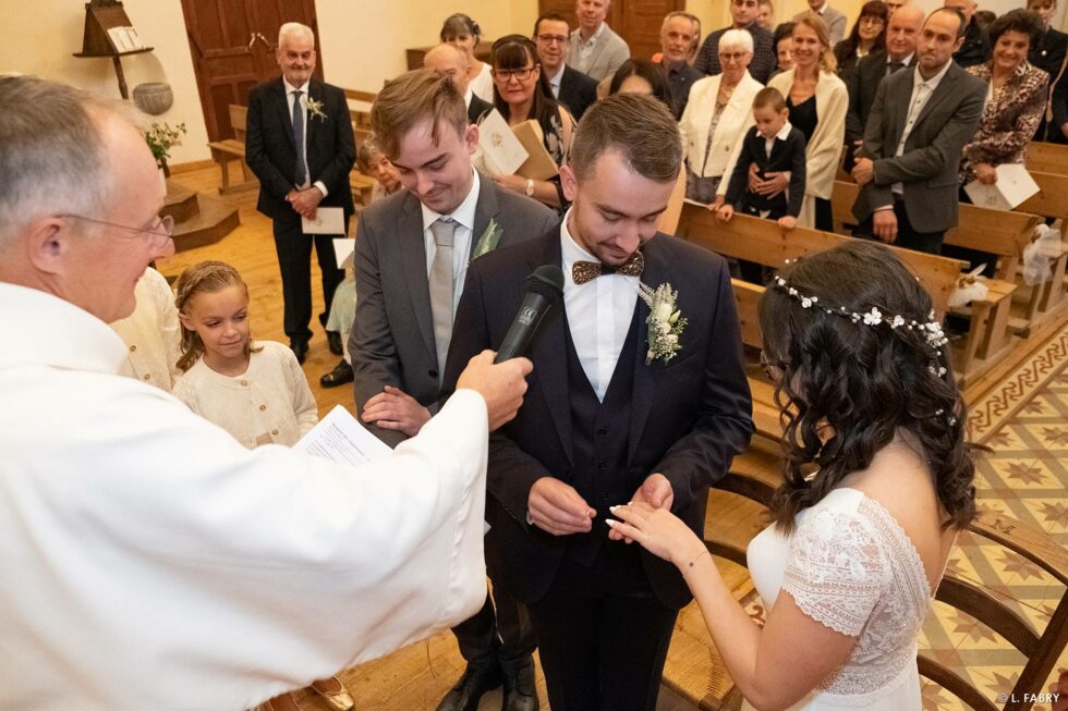Reportage de mariage en automne à la montagne : échange des alliances