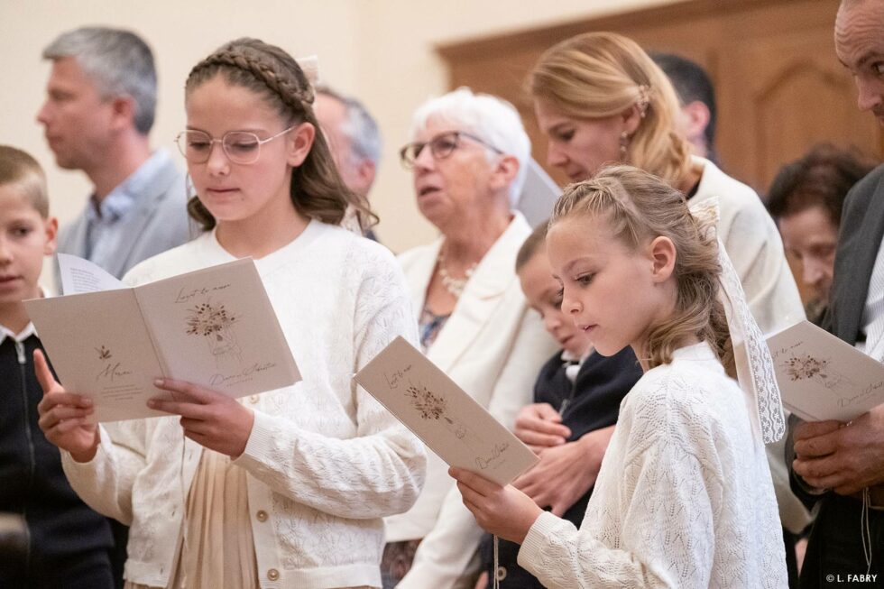 Reportage de mariage en automne à la montagne : chants et discours à l'église