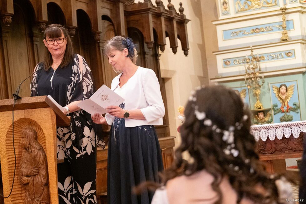 Reportage de mariage en automne à la montagne : chants et discours à l'église
