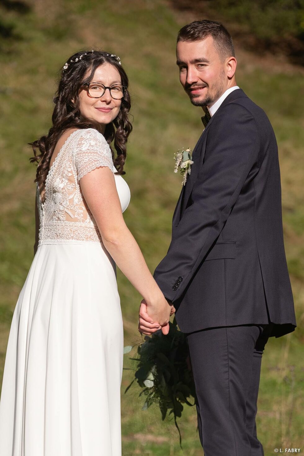 Reportage de mariage en automne à la montagne : les mariés se tiennent par la main