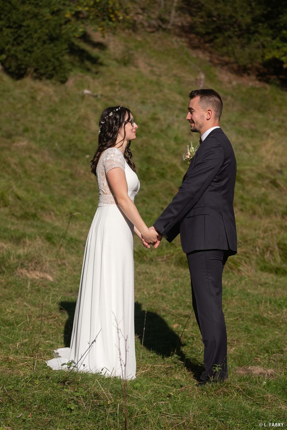 Reportage de mariage en automne à la montagne : les mariés