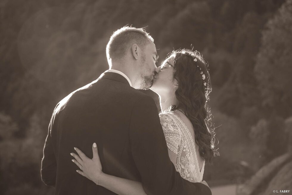 Reportage de mariage en automne à la montagne : portrait des mariés de dos en sépia