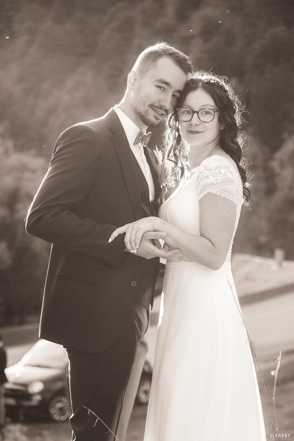 Reportage de mariage en automne à la montagne : portrait des mariés en sépia au soleil