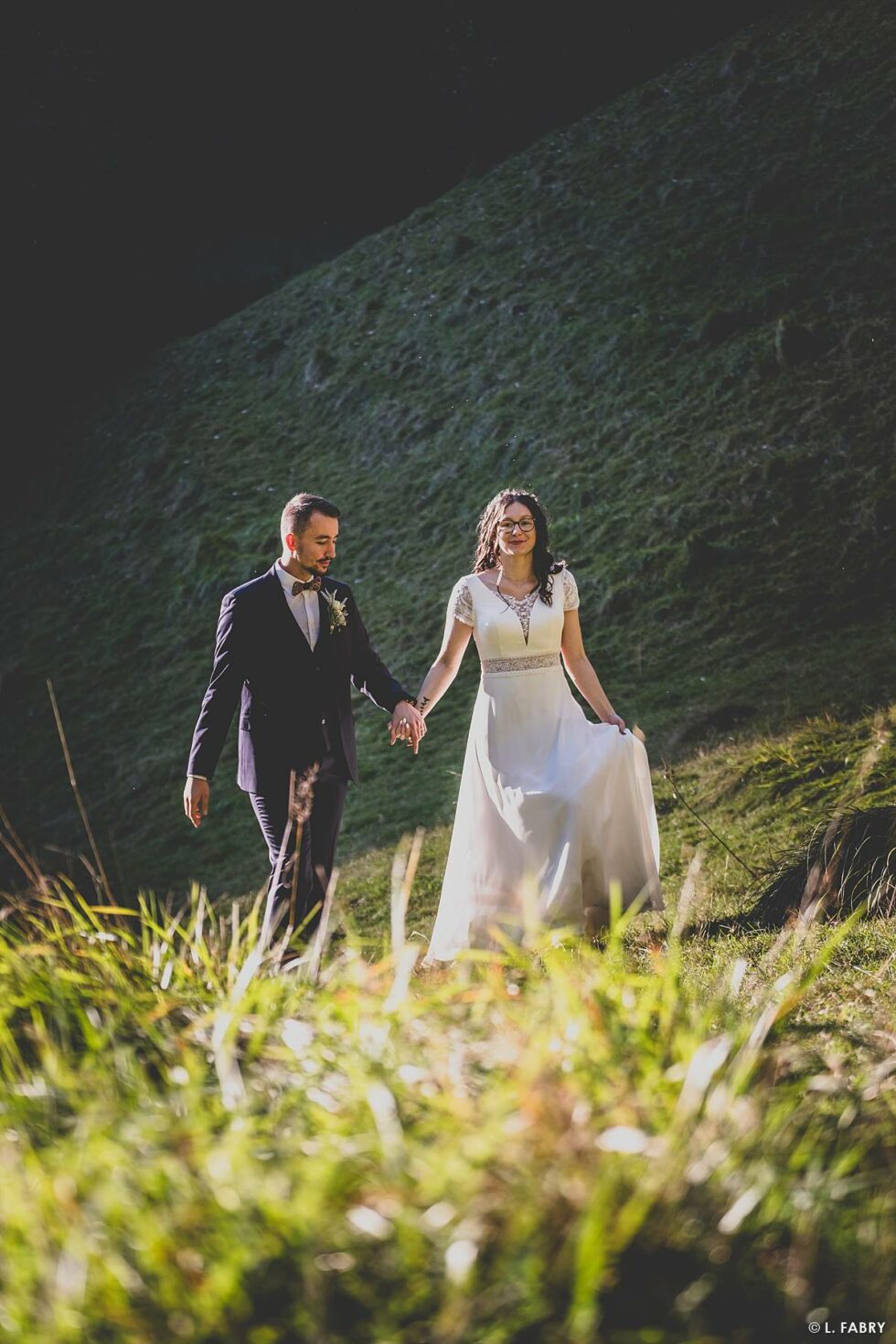 Reportage de mariage en automne à la montagne : photo des mariés naturelle en mode lifestyle