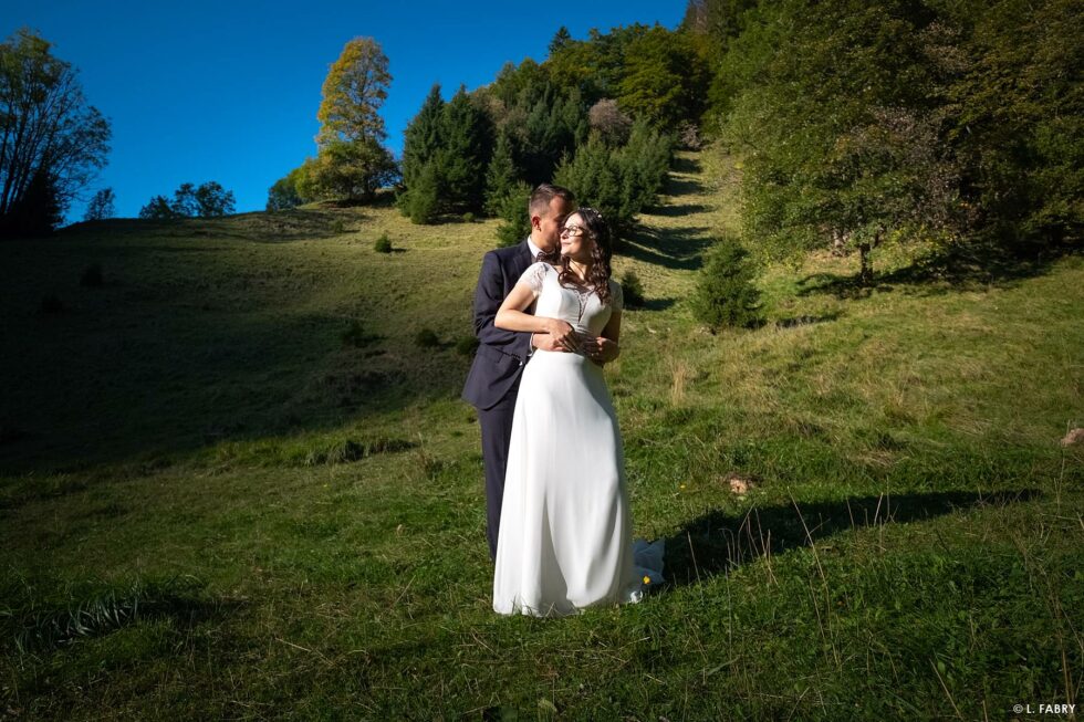Reportage de mariage en automne à la montagne : photo des mariés dans un décor grandiose