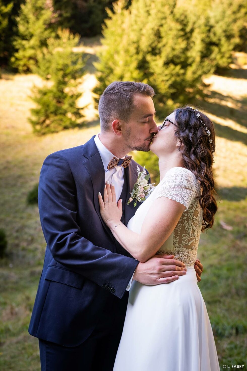 Reportage de mariage en automne à la montagne : photo des mariés en pleine nature