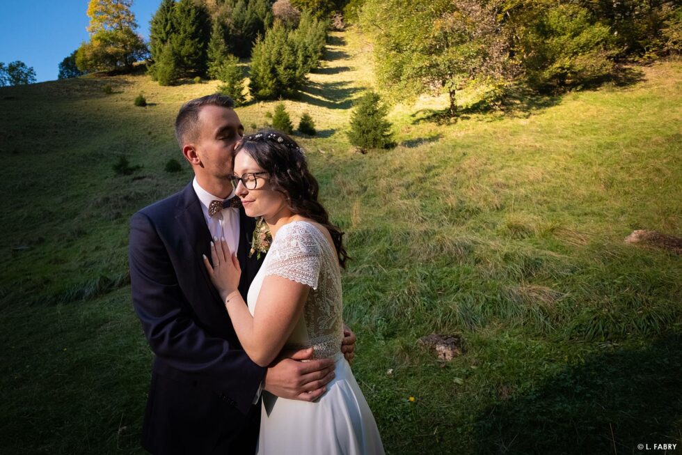 Reportage de mariage en automne à la montagne : photo des mariés sous le dernier rayon de soleil