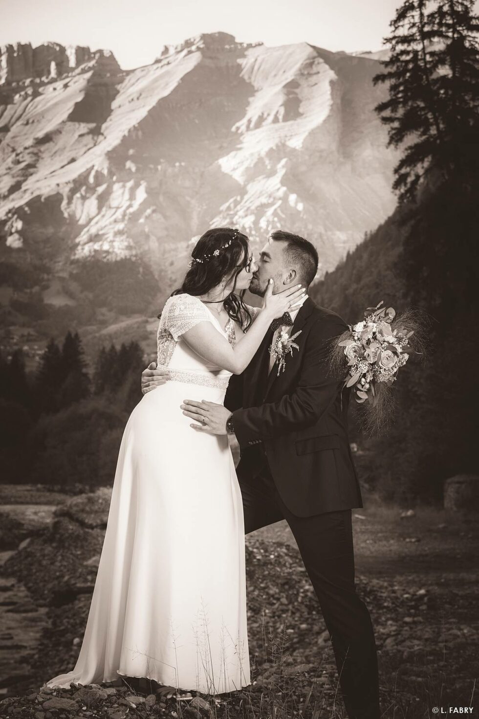 Reportage de mariage en automne à la montagne : portrait des mariés en sépia