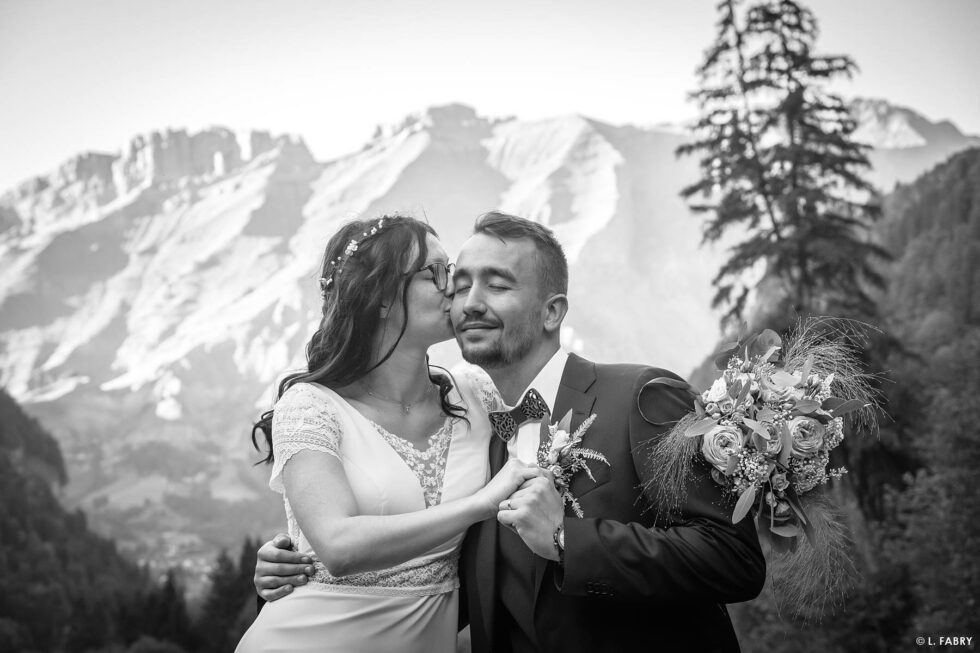 Reportage de mariage en automne à la montagne : portrait des mariés en noir et blanc