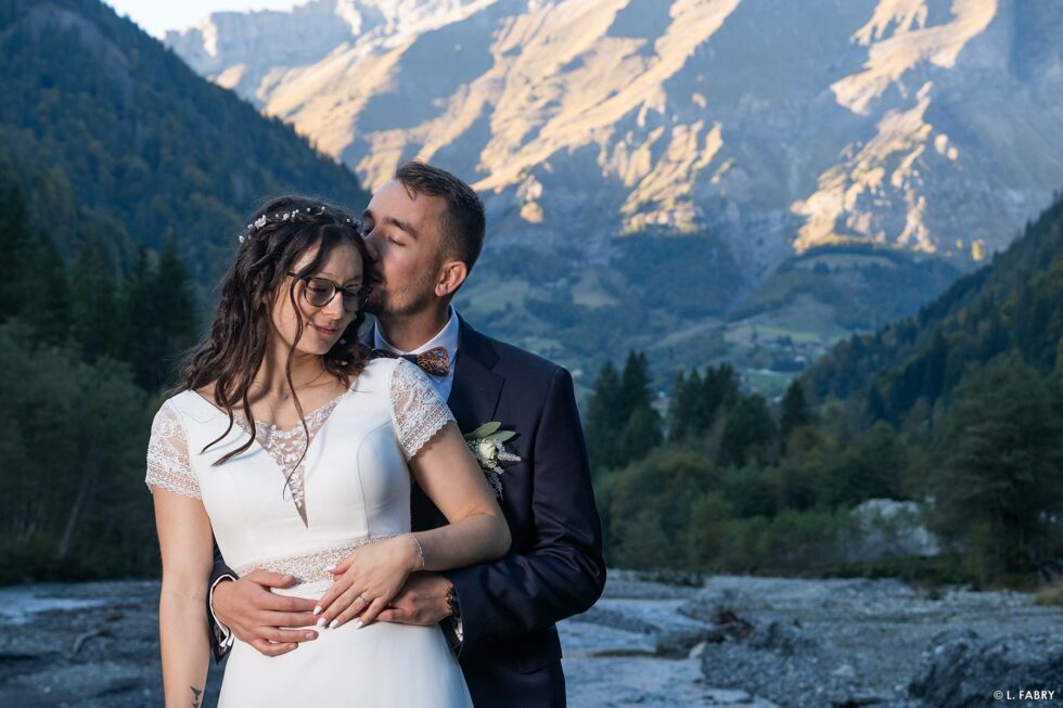 Reportage de mariage en automne à la montagne : photos des mariés près de la rivière