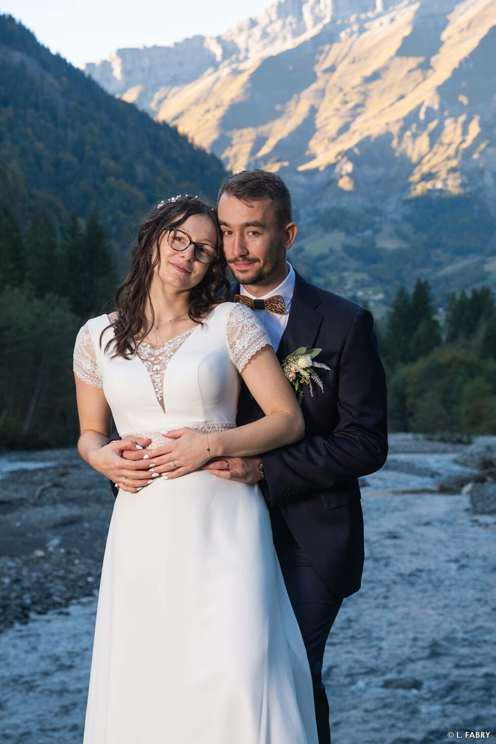 Reportage de mariage en automne à la montagne : séance photos de couple près de la rivière