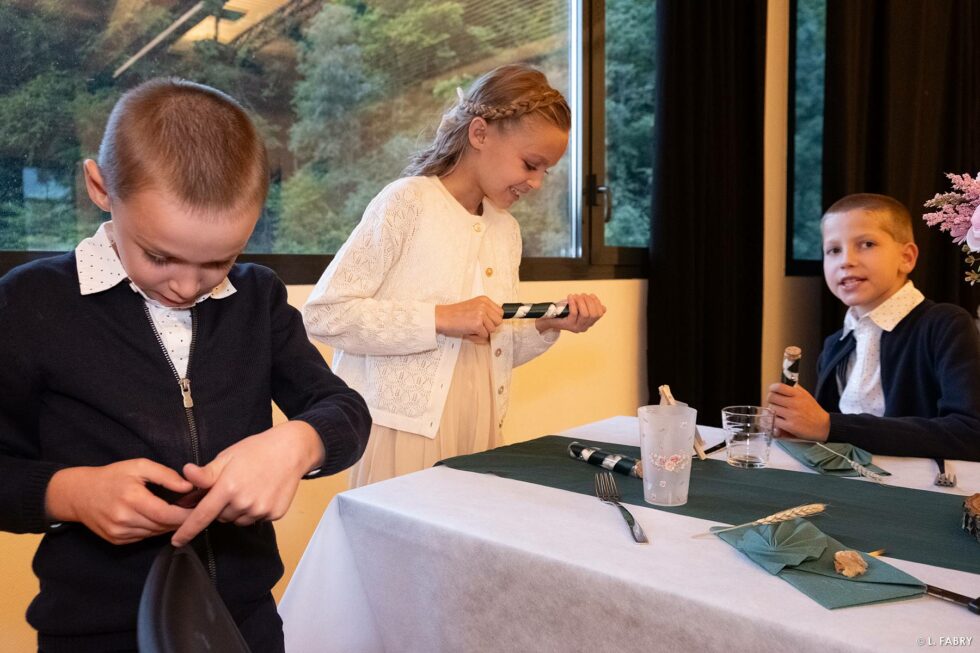 Reportage de mariage en automne à la montagne : les enfants jouent au vin d'honneur