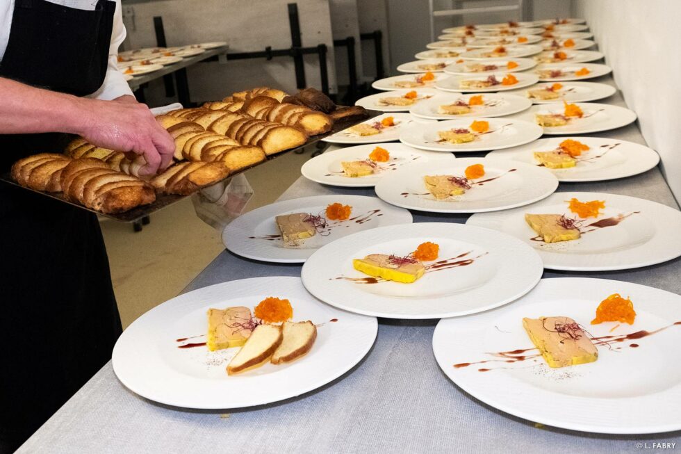 Reportage de mariage en automne à la montagne : service des entrées par la traiteur de la Datcha
