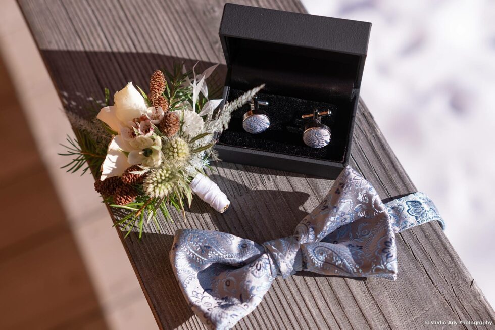 mariage hivernal dans un village de montagne : accessoires du marié