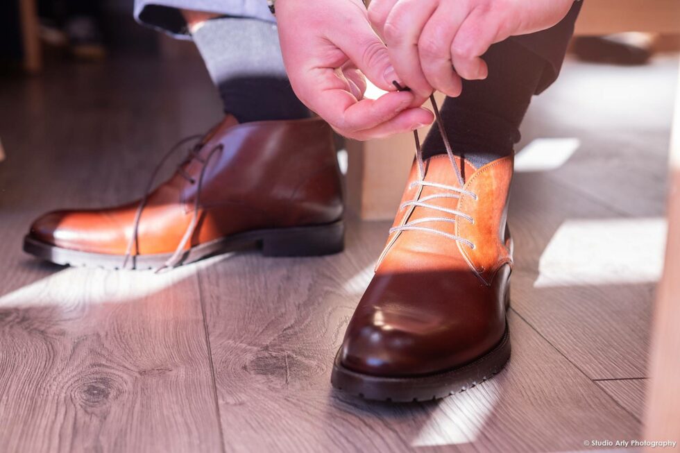 mariage à la montagne en hiver : préparation du marié