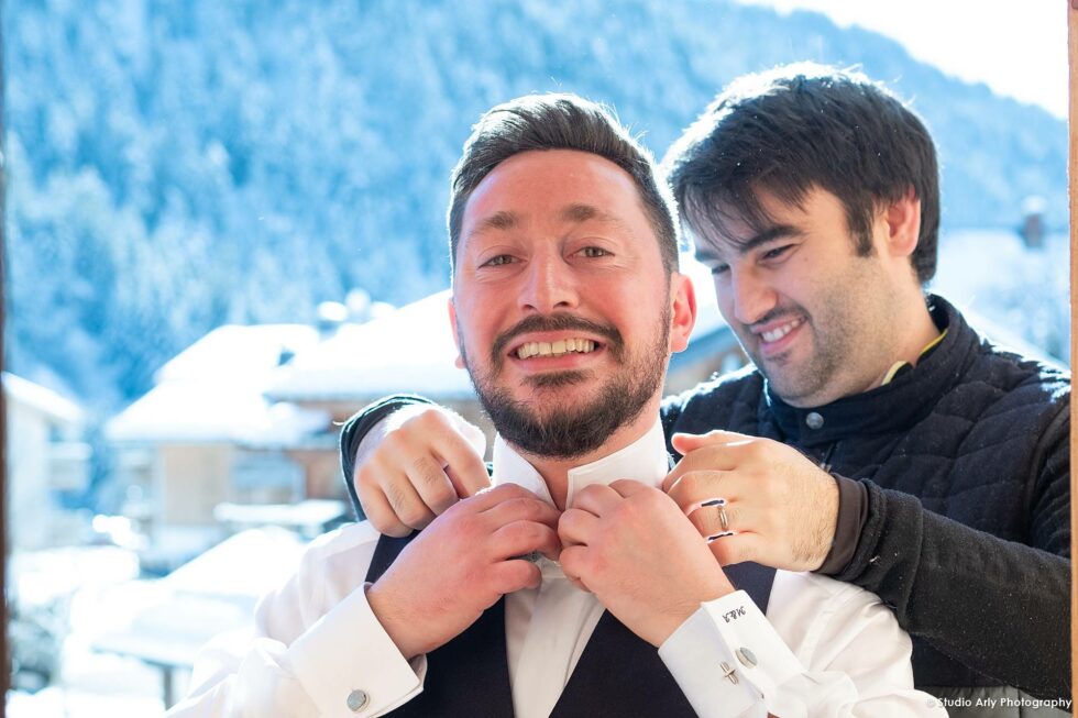 mariage hivernal dans un village de montagne : préparation du marié