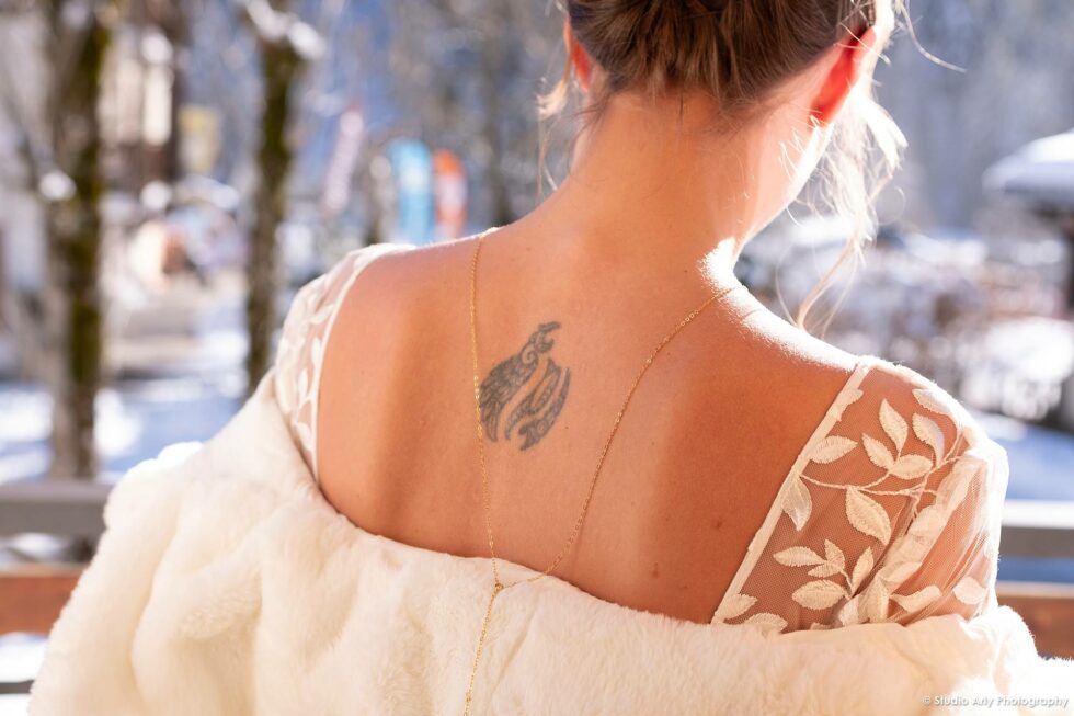 mariage hivernal dans un village de montagne : préparation de la mariée