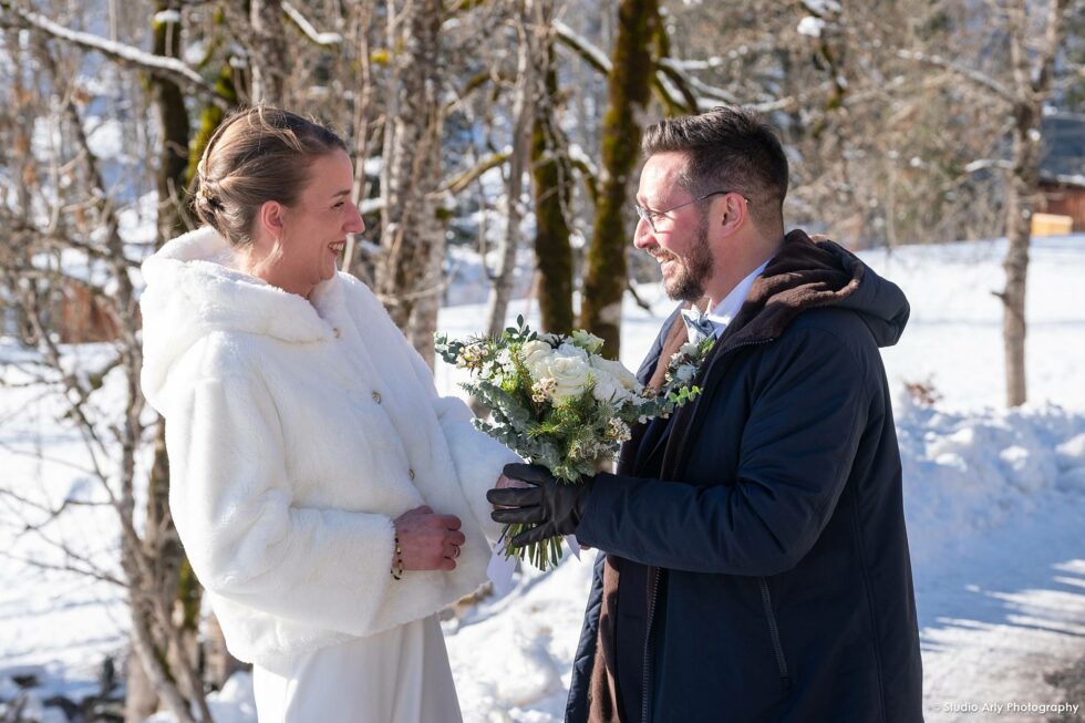 Mariage en hiver à la Giettaz : first look (séance photo premier regard)
