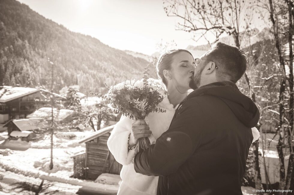 Mariage dans la neige en hiver : first look (séance photo premier regard)