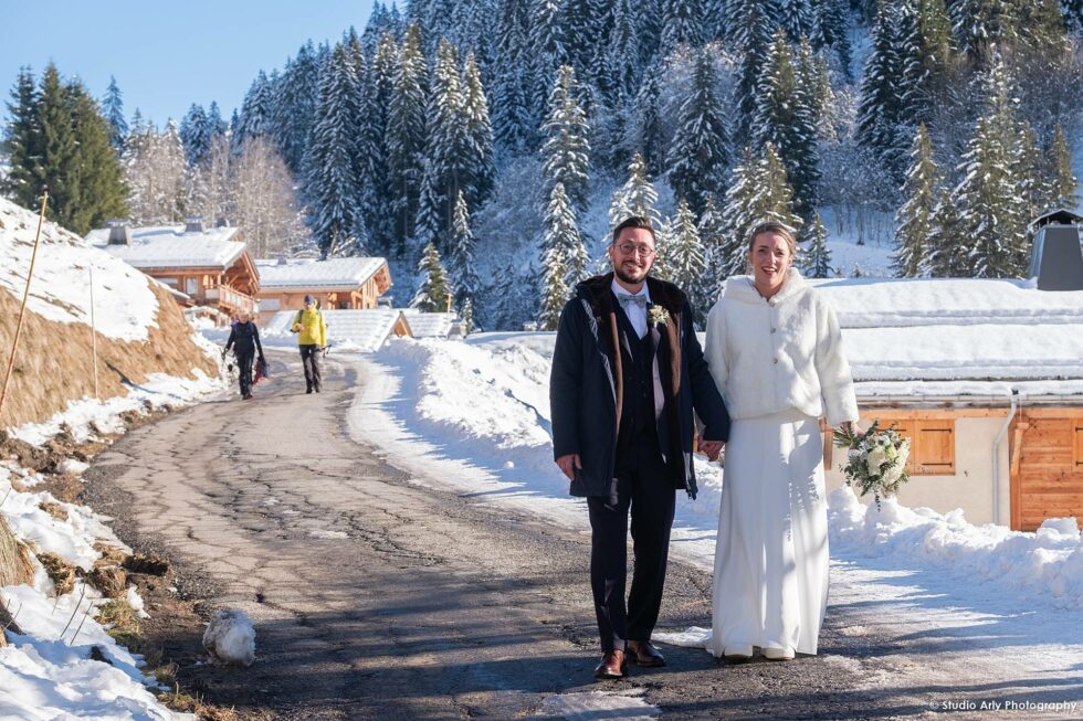 Mariage dans la neige en hiver : les mariés viennent de se retrouver