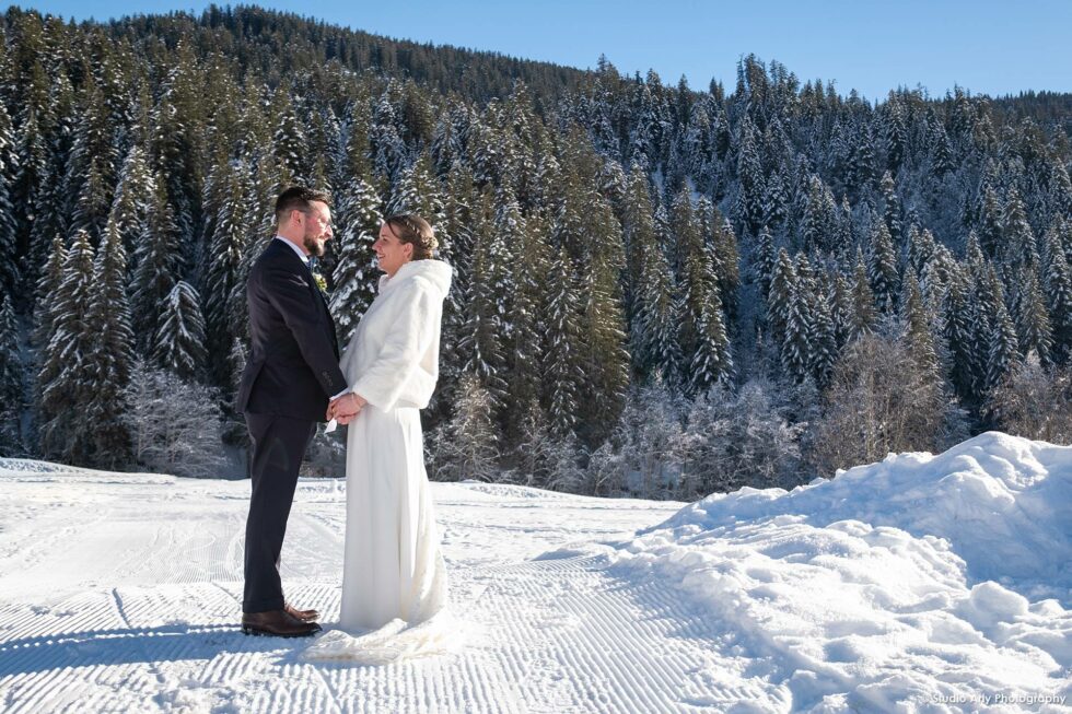 Mariage en hiver à la Giettaz : pose des mariés dans la neige