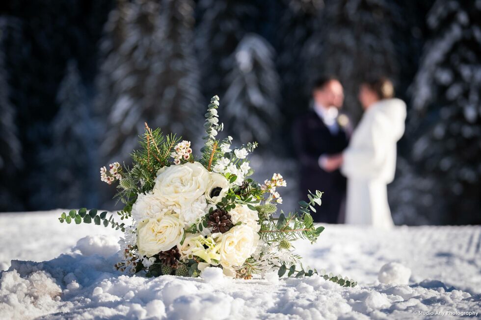 Mariage en hiver à la Giettaz : le bouquet de la mariée dans la neige